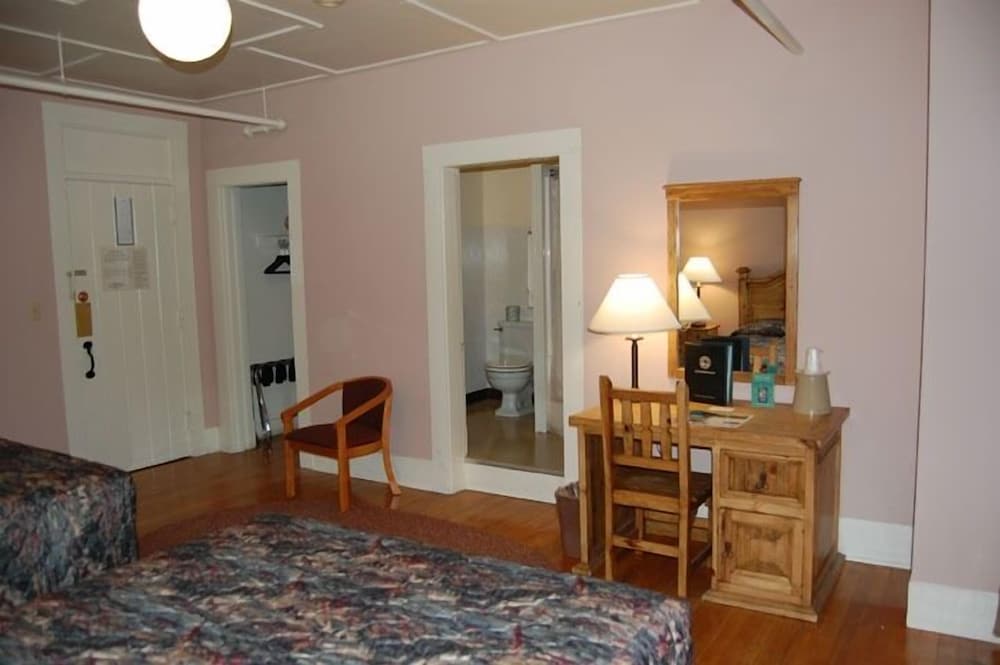 Standard 1 Queen Room