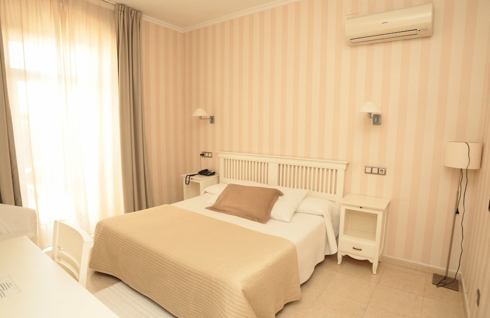 Double or Twin Room - Photo 5