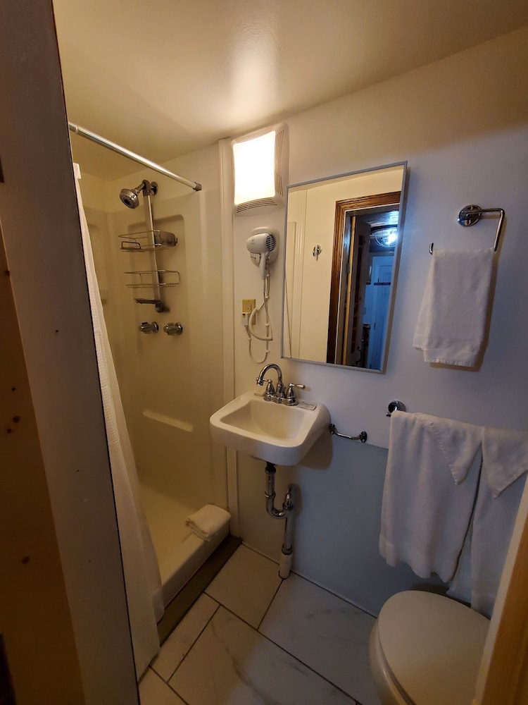 Comfort Room, 1 Queen Bed, Non Smoking photo 3