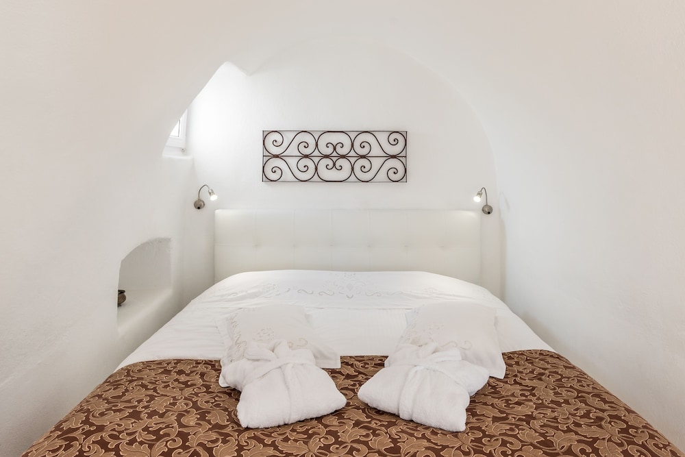 Honeymoon Suite, Jetted Tub (Sunset, Caldera View) - Photo 1