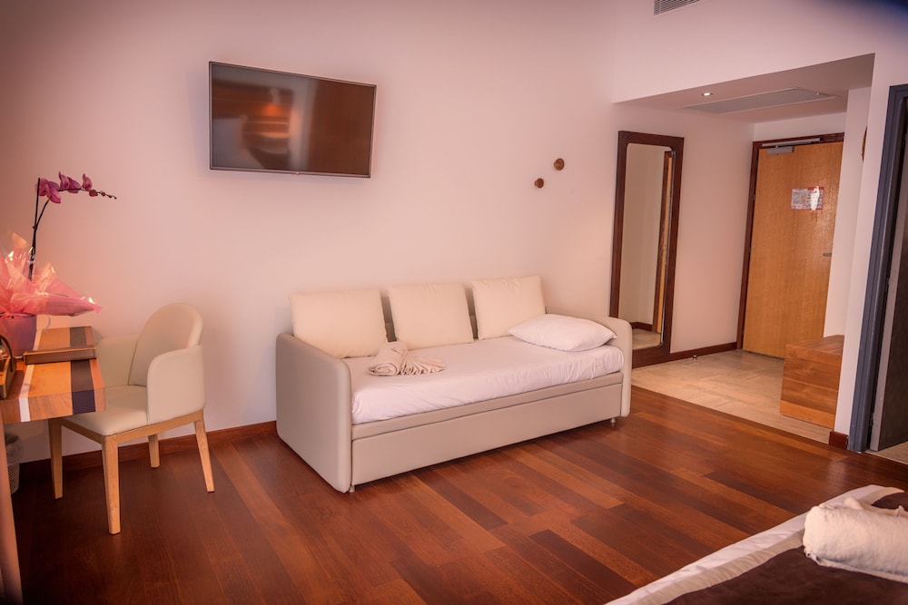 Luxury Triple Room, Pool View photo 2