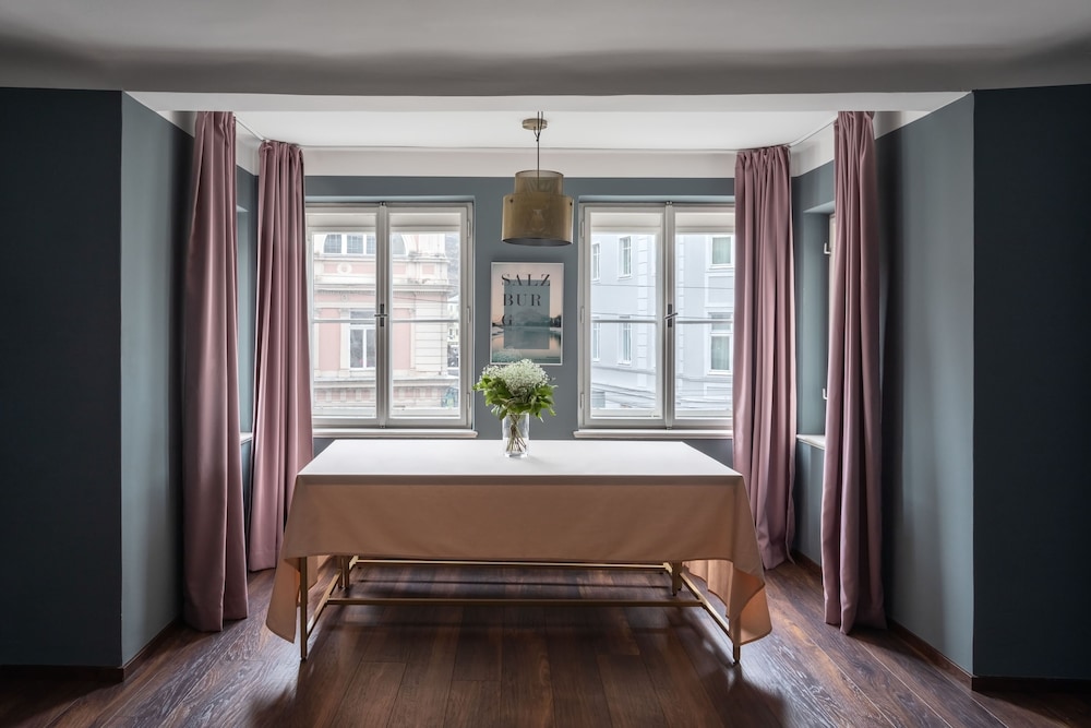 Large 1 Bedroom Apartment with Sofa Bed - Photo 3