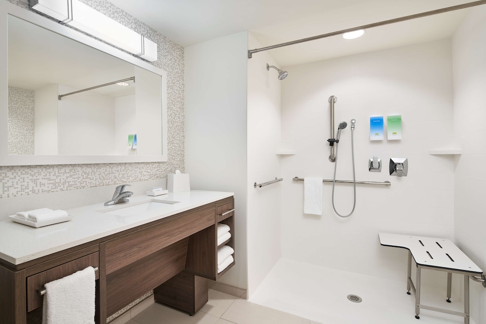 Basic Studio, 1 King Bed, Accessible (Mobility & Hearing, Roll-in Shower) - Photo 3