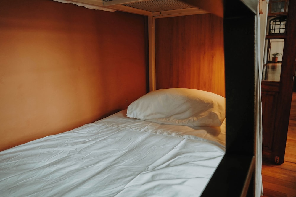 Dormitorio mixto de 14 camas photo 1