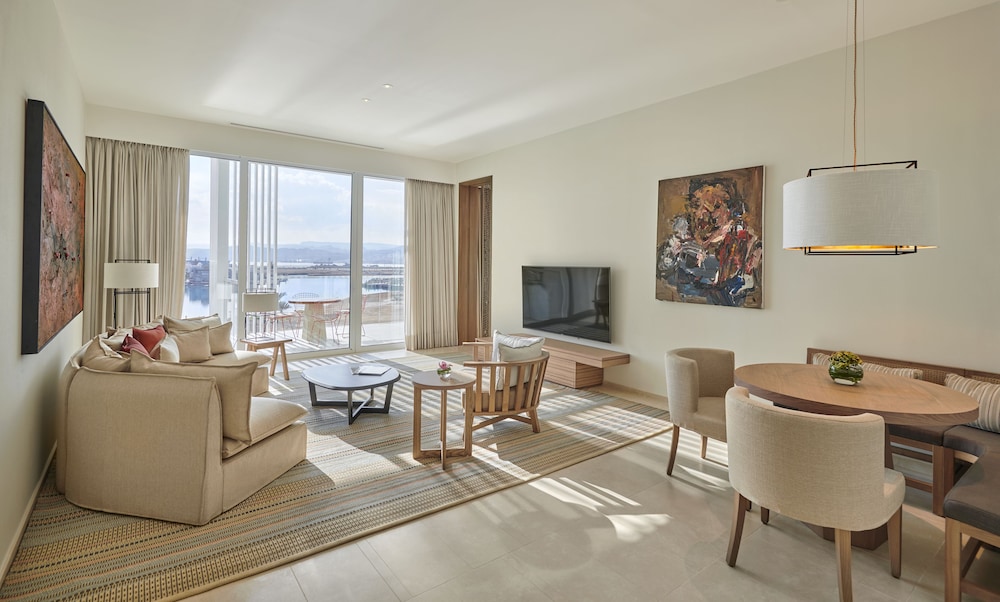 Regency, Suite photo 3