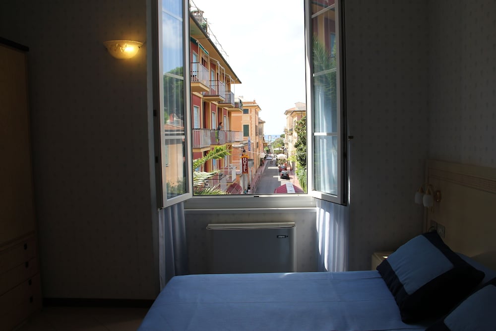 Economy Twin Room, 2 Twin Beds (mansard) photo 2