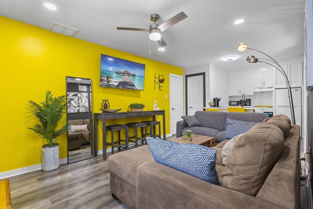 2BR Modern Living Fast Wi-fi Free Parking Full Gym, Foto 10