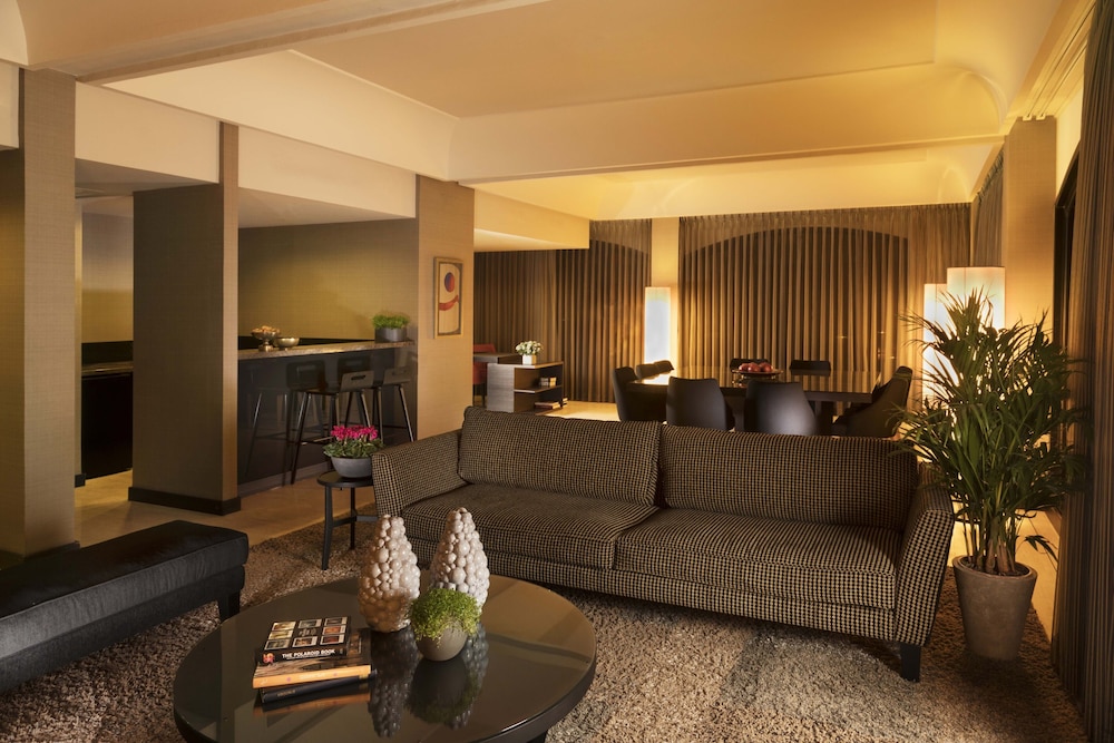 Executive Suite, Club Lounge Access photo 2