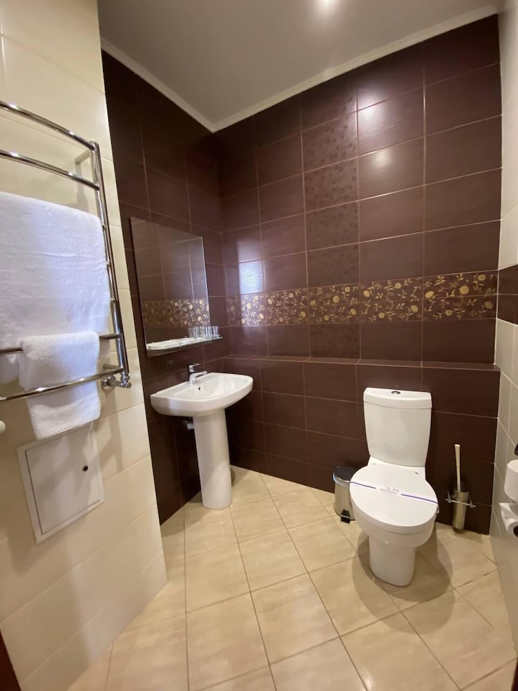 Suite, Accessible, Non Smoking (Roll-in Shower) - Photo 8