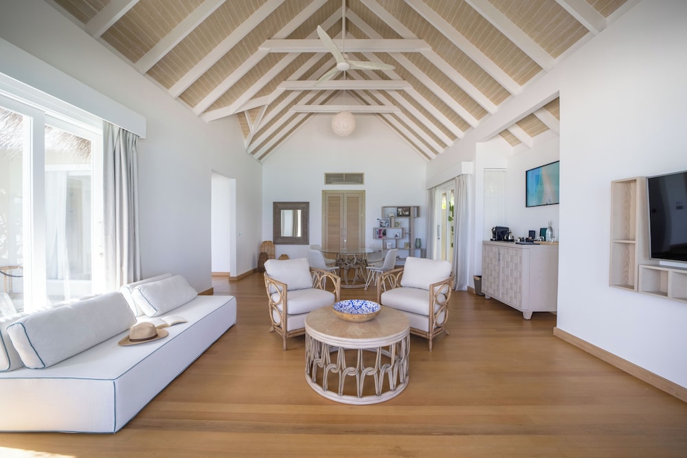 Deluxe Beach Suite With Pool - 7 Night Free photo 3