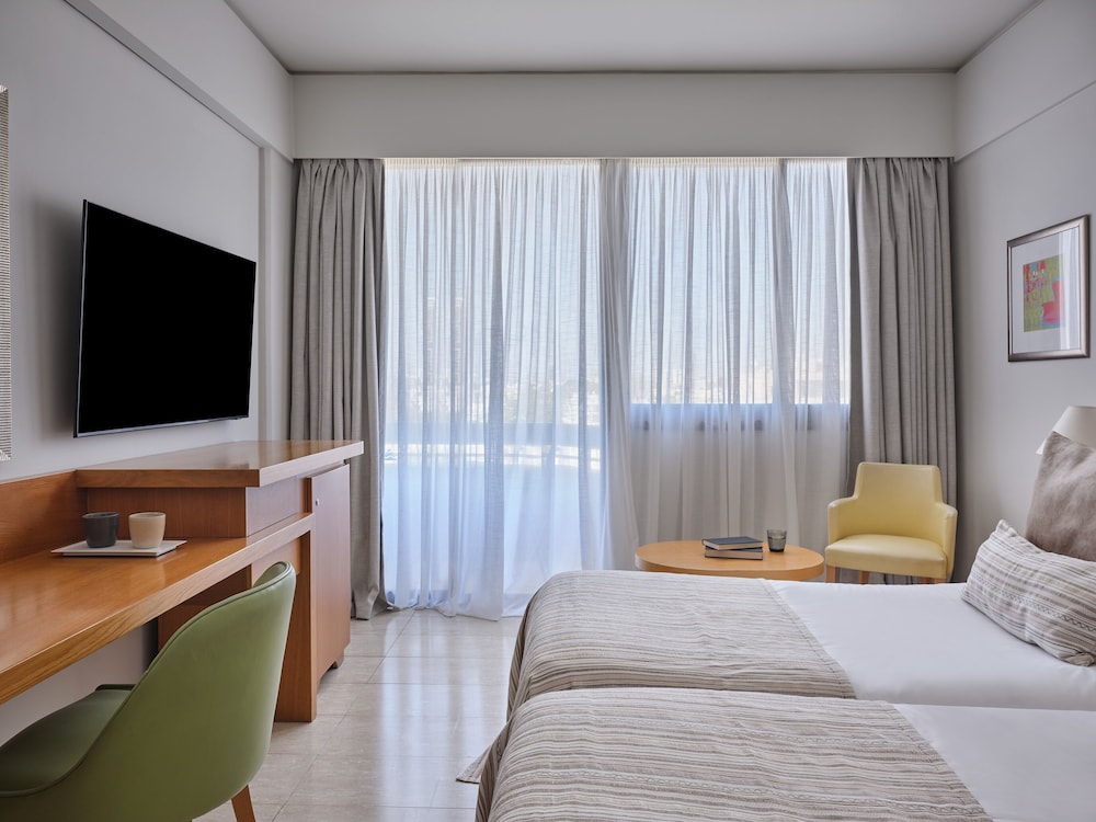 Double Room Pool View - Photo 5