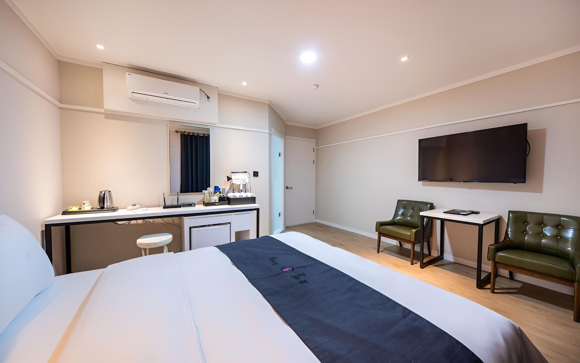 Room (Standard) - Photo 10