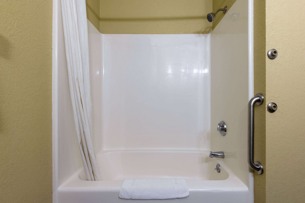 Room, 2 Queen Beds, Non Smoking (Upgraded) - Photo 3