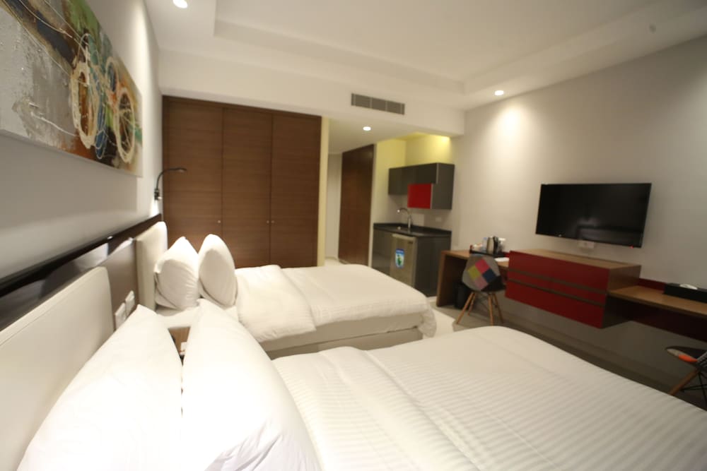 Deluxe Room, 1 Queen Bed, Patio, Partial Sea View photo 1
