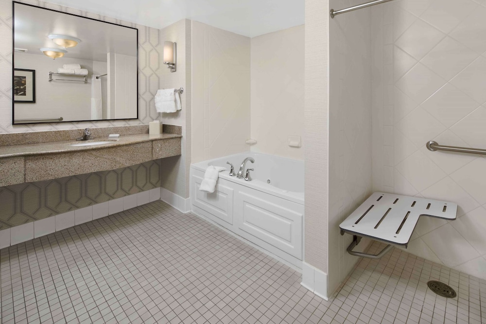 1 King Bed with 1 Bedroom Suite with Sofa Bed - Photo 4