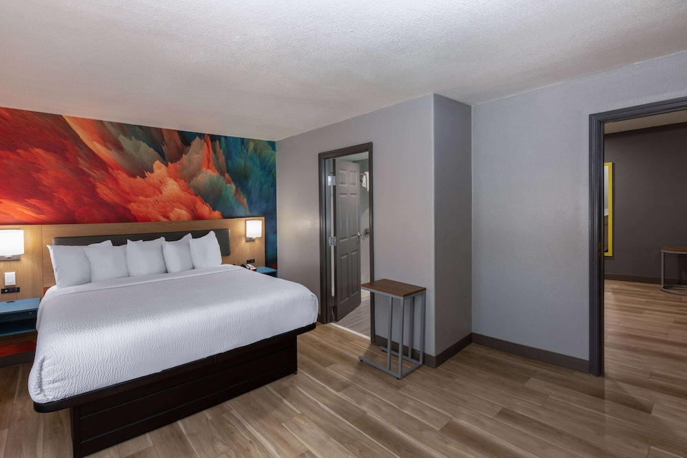 Deluxe Suite, 1 King Bed, Accessible, Non Smoking (Mobility, Tub w/ Grab Bars) - Photo 3
