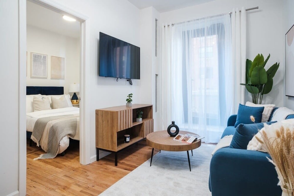 Apartment, 2 Bedrooms, Pets Allowed photo 1