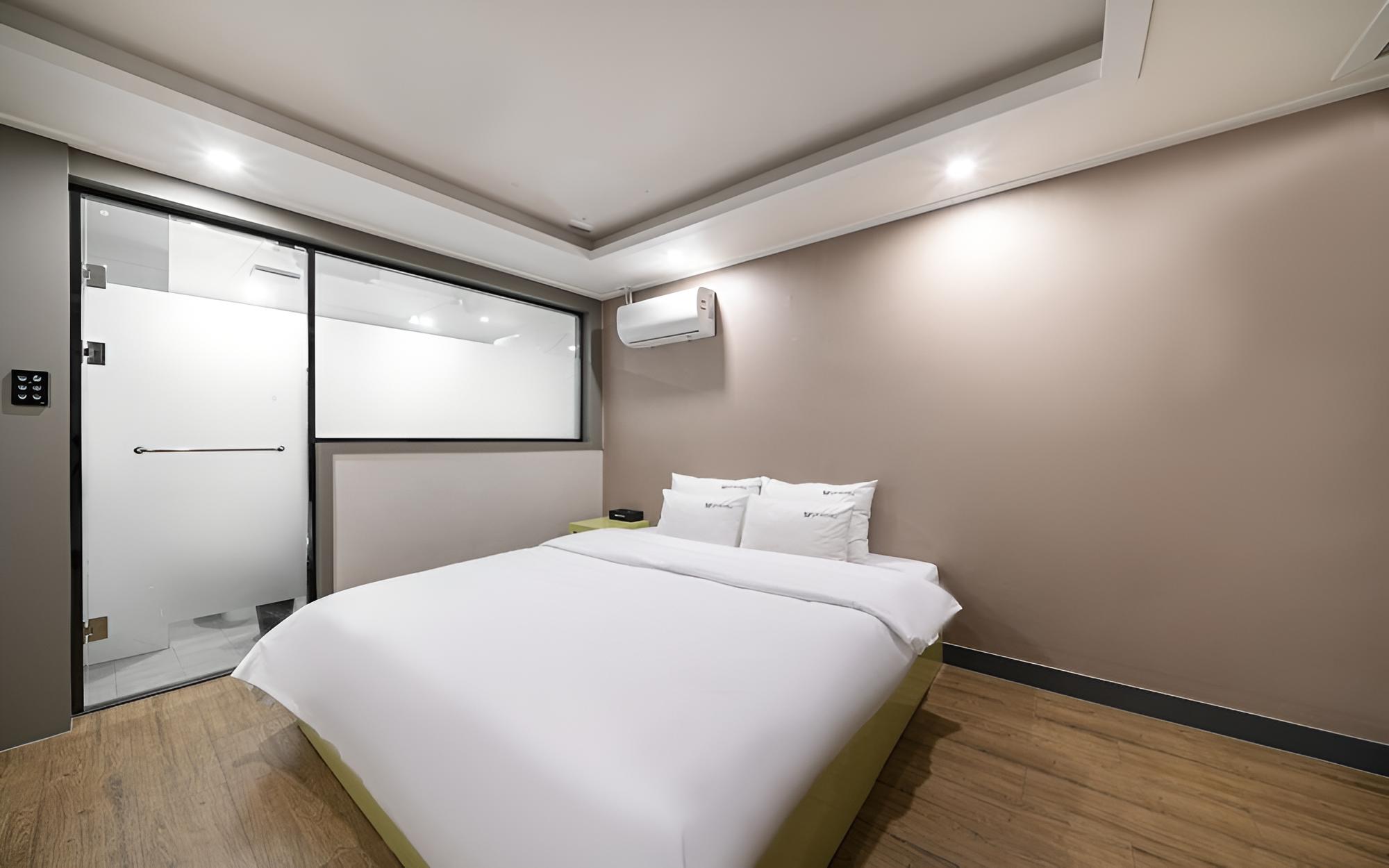 Room (VIP (Double)) - Photo 4