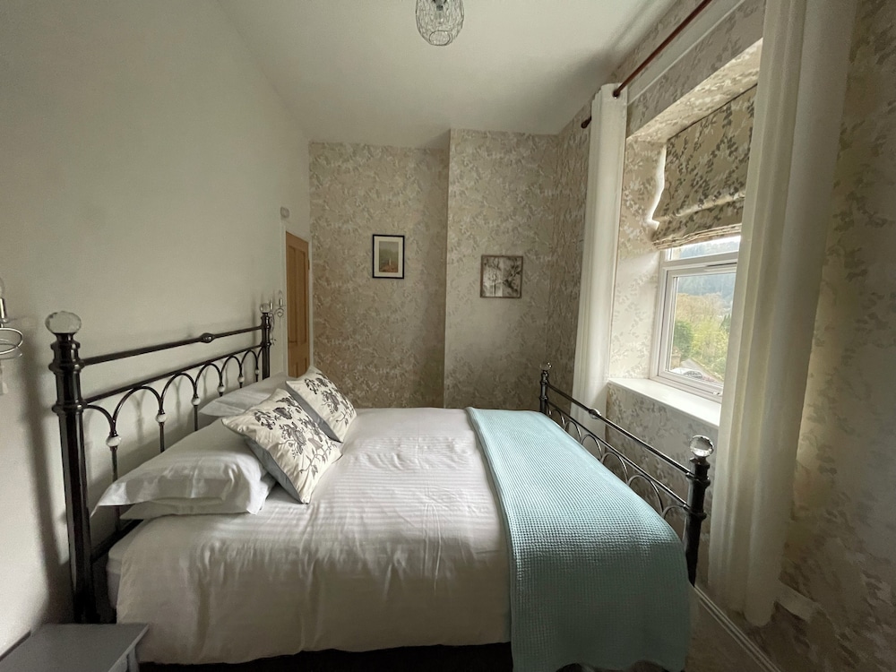 House, 6 Bedrooms photo 3