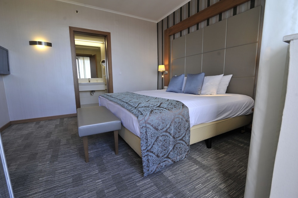 Suite, 1 King Bed, Non Smoking, Balcony - Photo 6