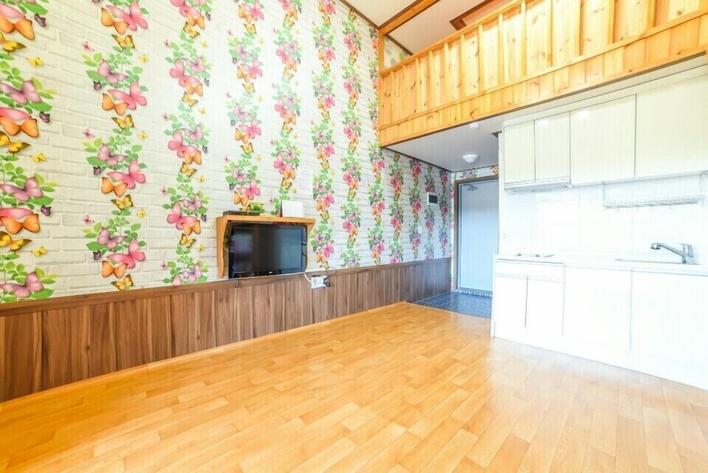Room (106)