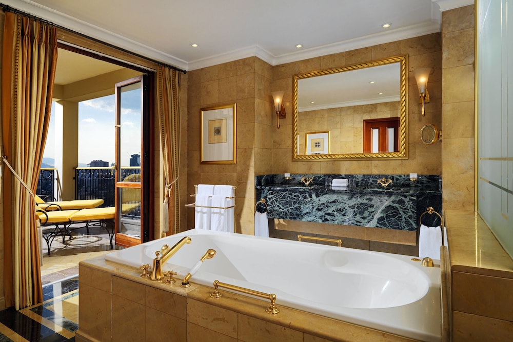 Executive Suite, 1 King Bed, Smoking, Balcony - Photo 3