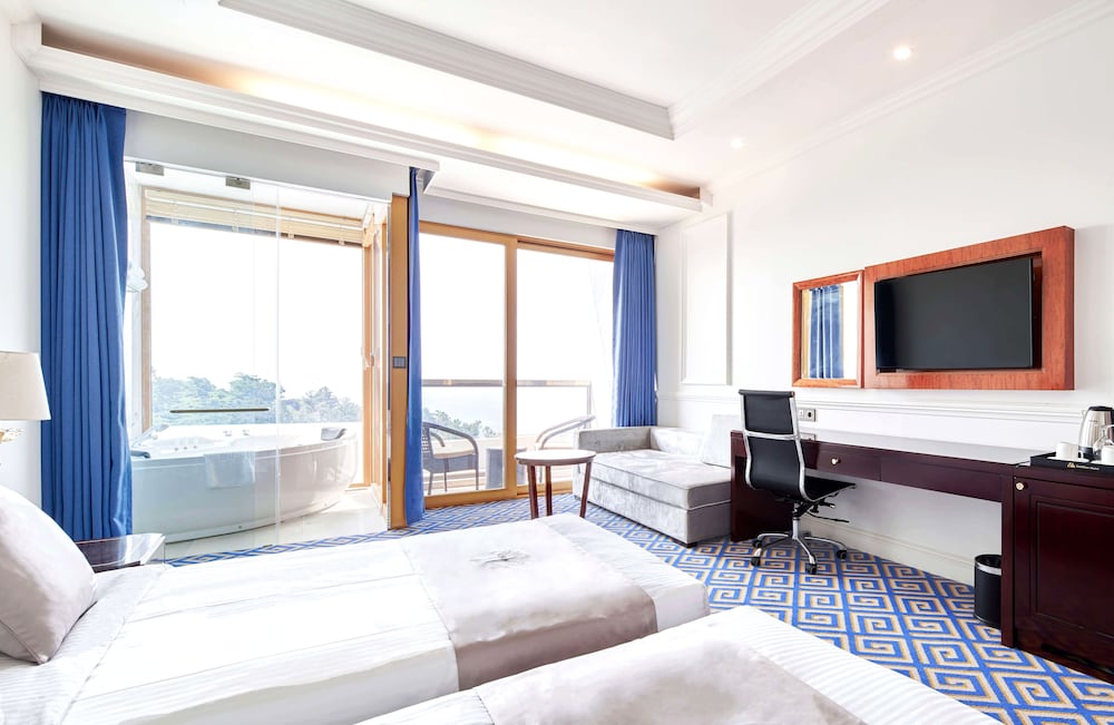 Ocean View Twin with Jacuzzi - Photo 6