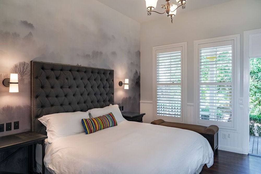 Standard Room, 1 King Bed photo 2