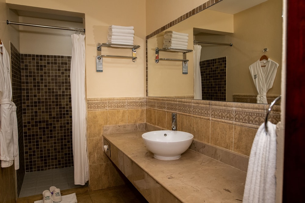 Suite - Photo 22