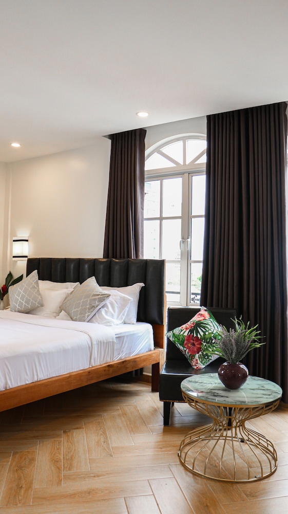 Junior Suite, 1 King Bed, City View photo 3