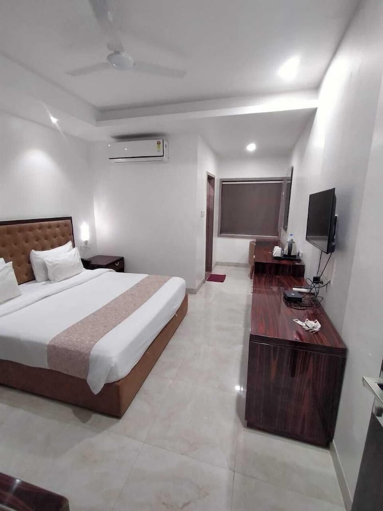 Deluxe Double Room, 1 King Bed, City View, Tower