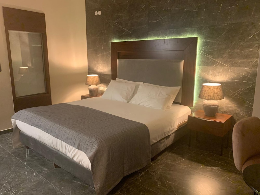 Suite, City View