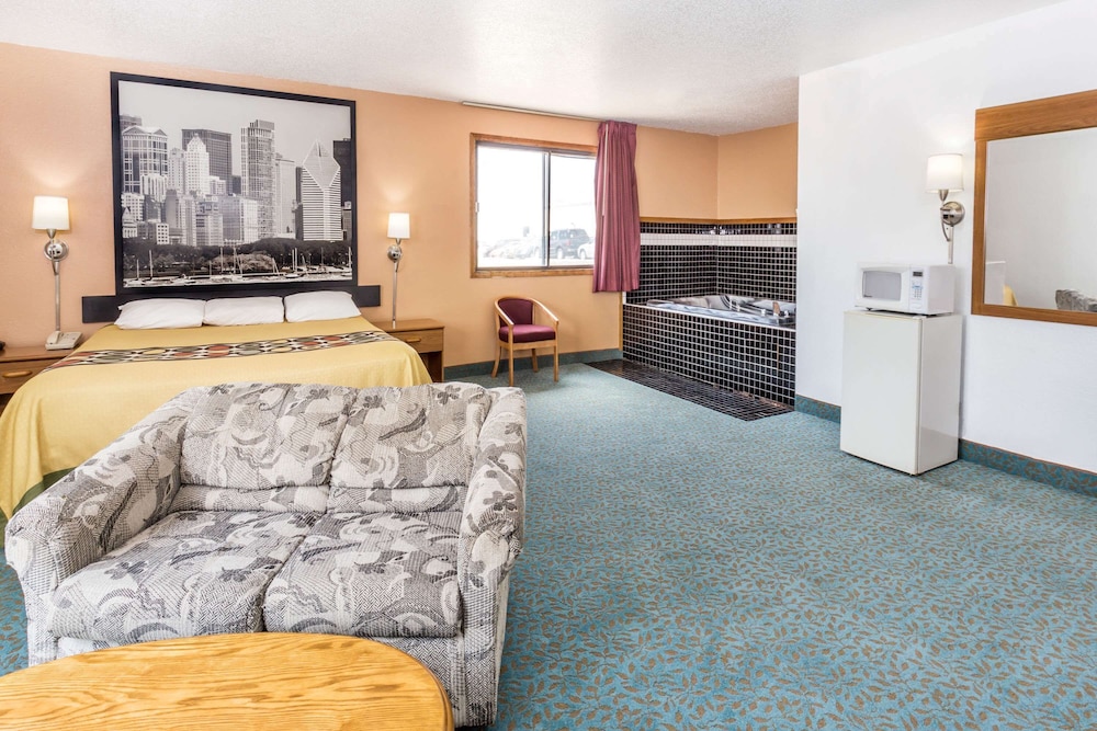 Room, 1 King Bed, Hot Tub photo 1