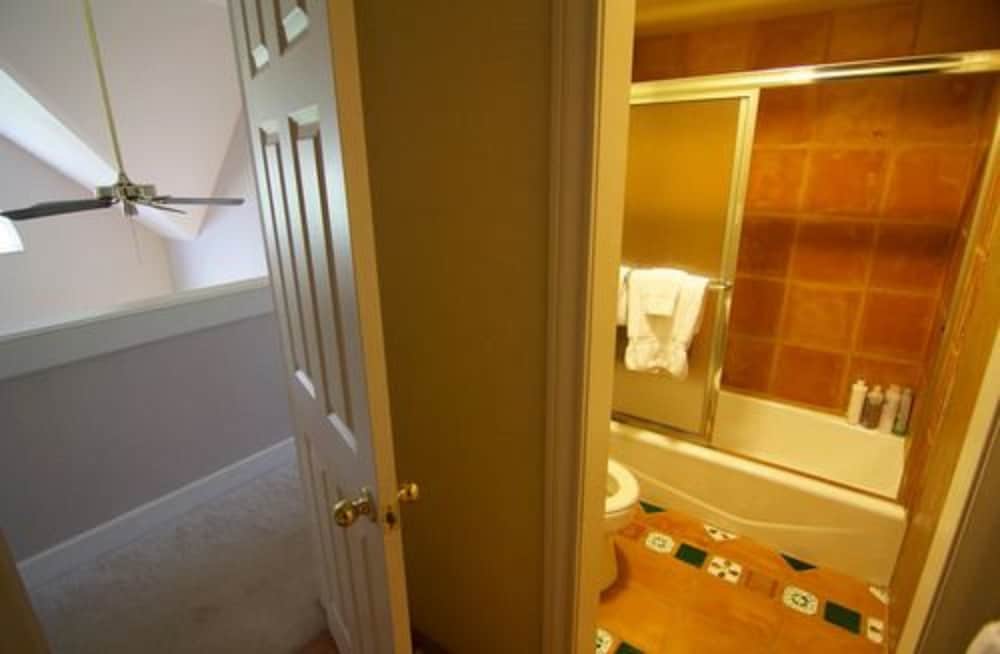 Standard Double Room, 1 Queen Bed, Shared Bathroom (Blue Mountain (shared bat) photo 3