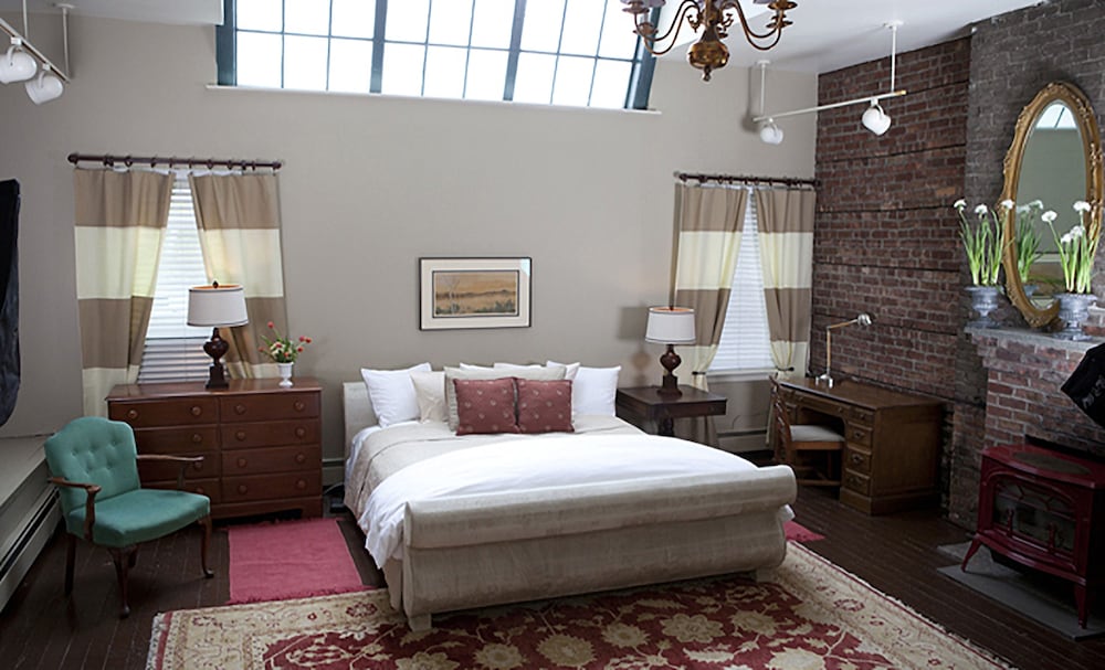 Deluxe King Artist Studio with Ceiling Skylight (no shade) - walk up photo 2