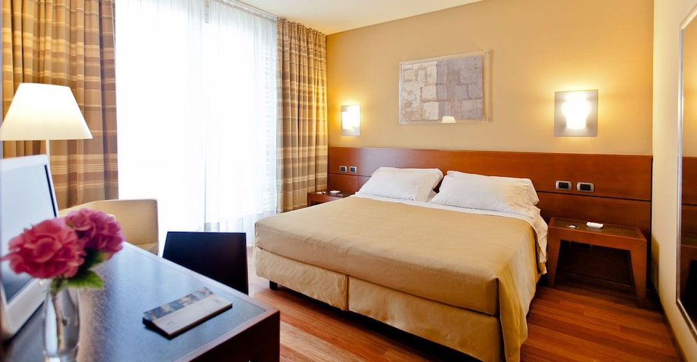 Standard Double Room Single Use - Photo 3