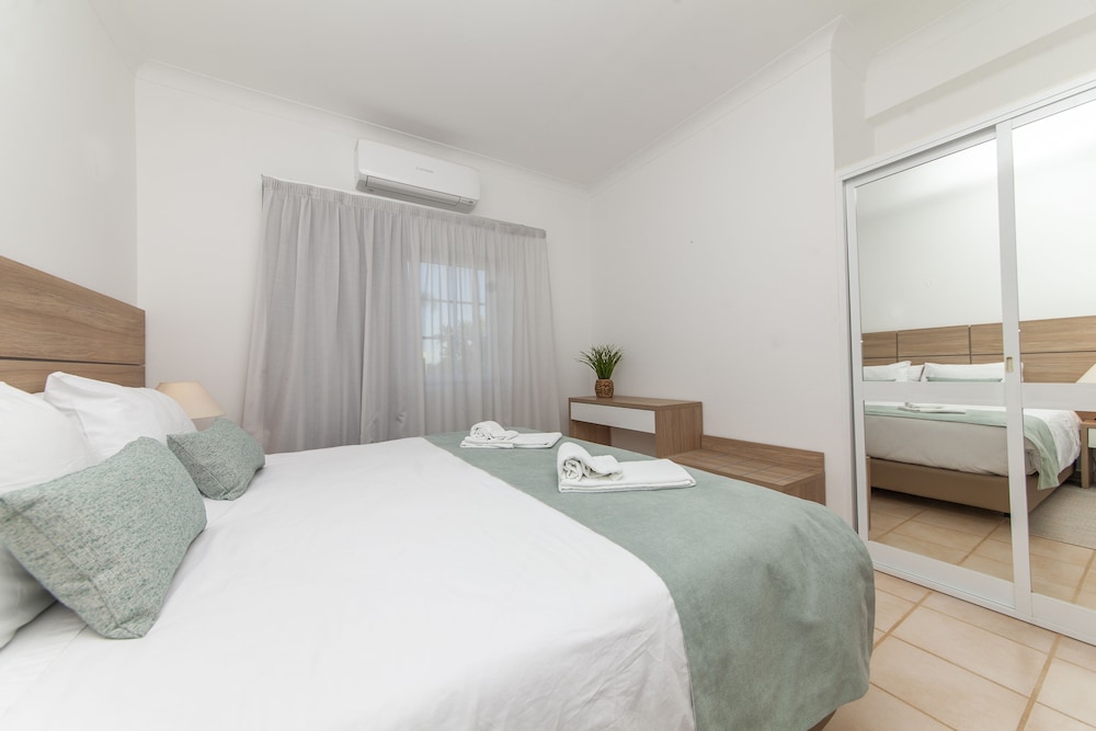 Standard Studio, 2 Twin Beds, Terrace, Pool View photo 3