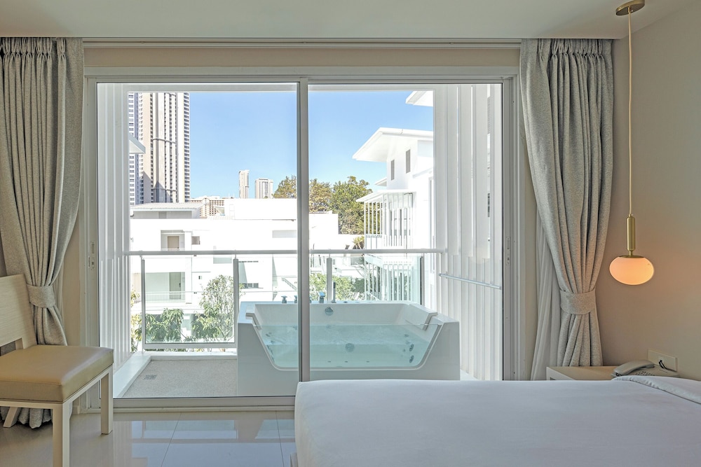 Deluxe Bath Pool View - Photo 3