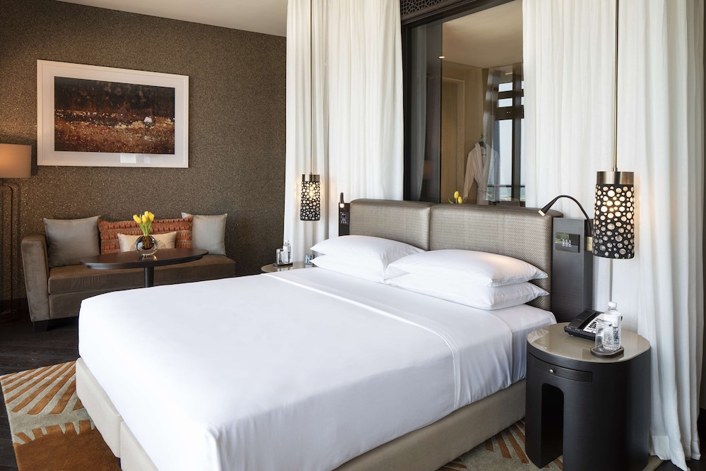 Room, 1 King Bed, Balcony photo 2
