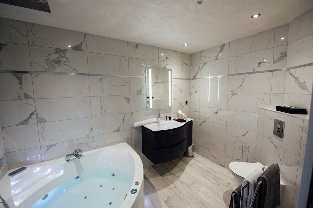 Luxury Suite, Jetted Tub photo 3