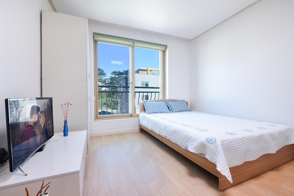 Basic Room, 1 Bedroom (303) - Photo 2