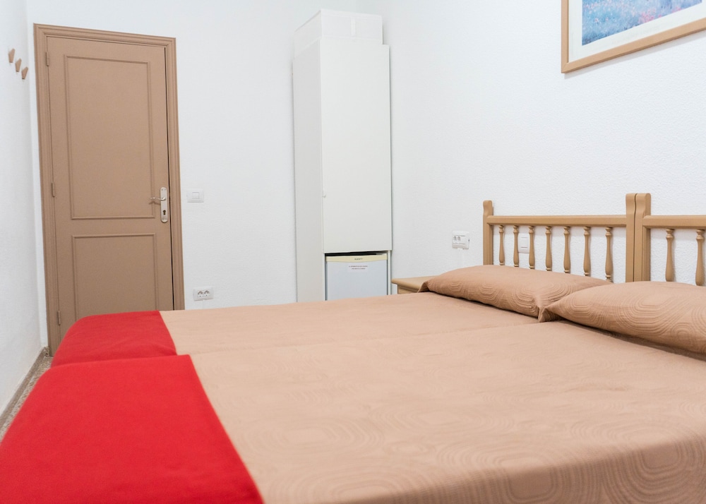 Twin Room, Shared Bathroom (Interior) photo 2