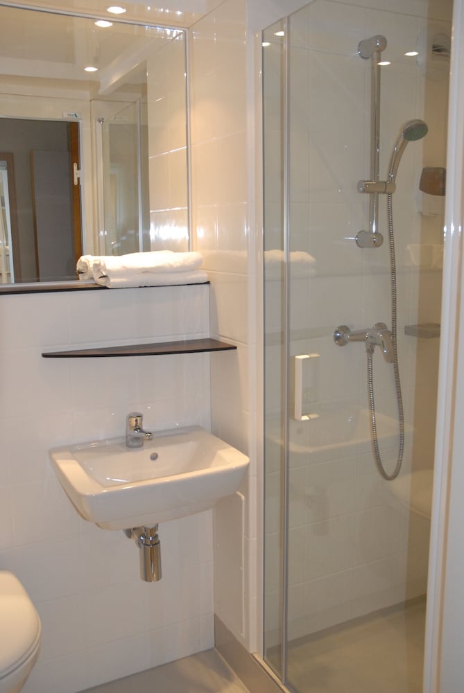 Standard Room, 3 Twin Beds - Photo 6