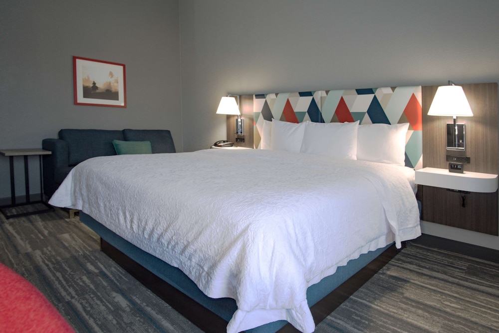 Room, 1 King Bed with chaise lounge (Study) - Photo 3