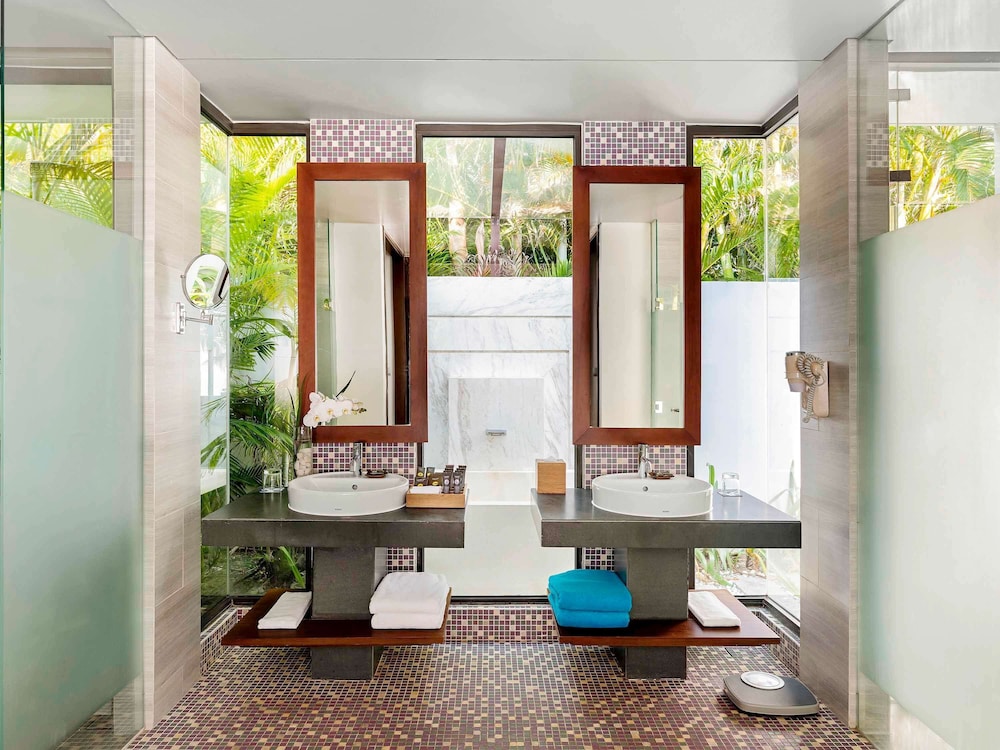 Deluxe Bungalow, 1 King Bed, Private Pool, Beachfront photo 2