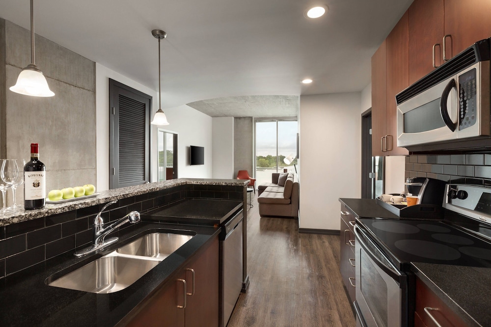 Suite, 2 Bedrooms, Balcony - Photo 6