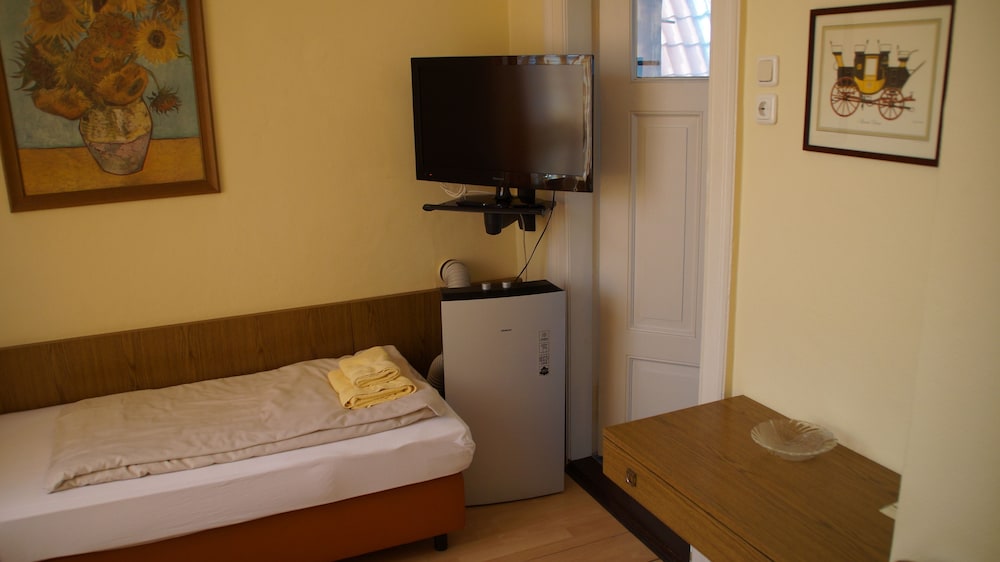 Twin Room, Private Bathroom - Photo 2