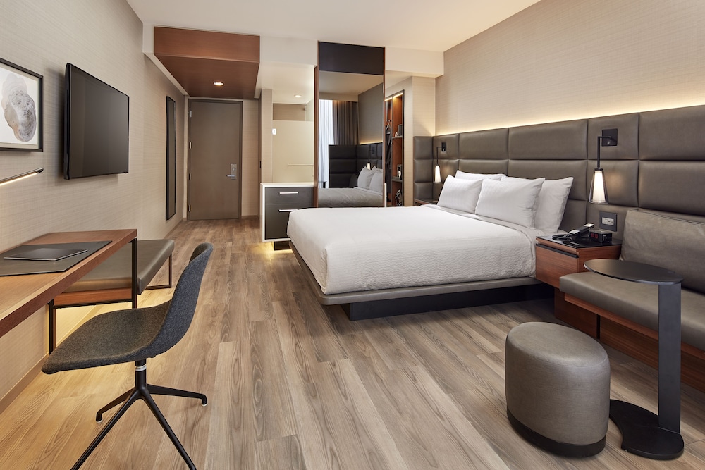 Room, 1 King Bed (Mobility/Hearing Access, Roll-in Shwr)