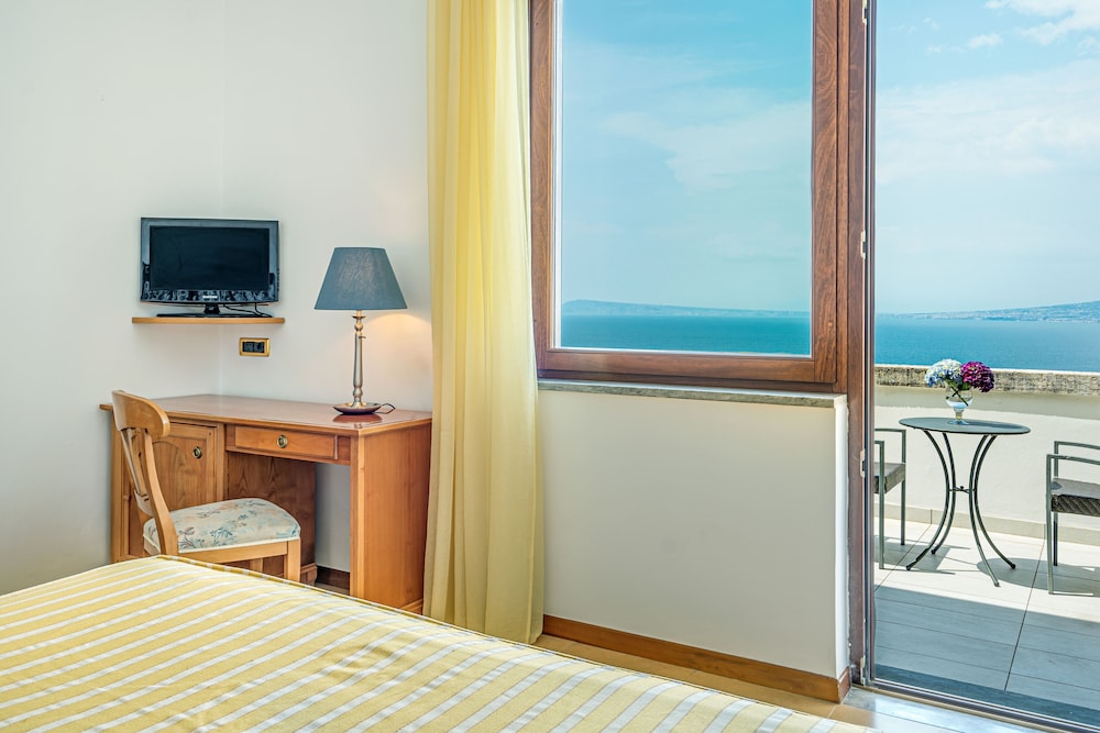 Superior Double or Twin Room, Terrace, Sea View - Photo 14