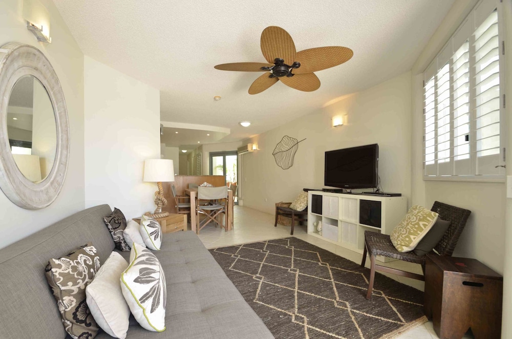 2 Bedroom Beachfront with Courtyard